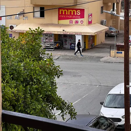 Modern 4 Private Kitchenette And Bathroom *