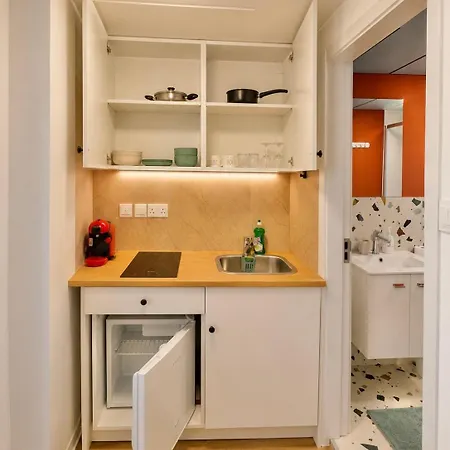 Modern 4 Private Kitchenette And Bathroom *