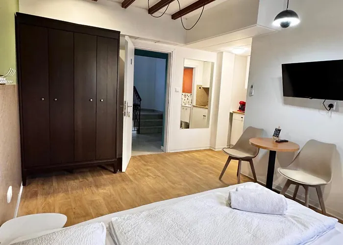 Modern 4 Private Kitchenette And Bathroom Apartman