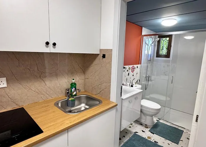 Modern 4 Private Kitchenette And Bathroom Daire