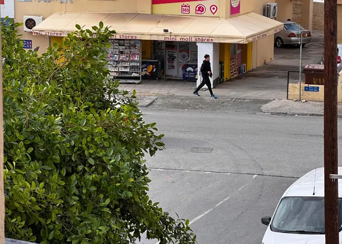 Modern 4 Private Kitchenette And Bathroom *