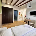 Modern 4 Private Kitchenette And Bathroom Apartmán