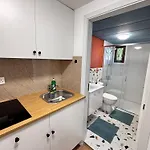 Modern 4 Private Kitchenette And Bathroom Apartmán